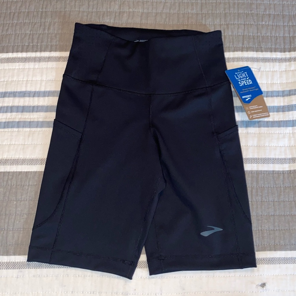 NWT Brooks Women Method 8’ short tight short leggings with pockets out of stock